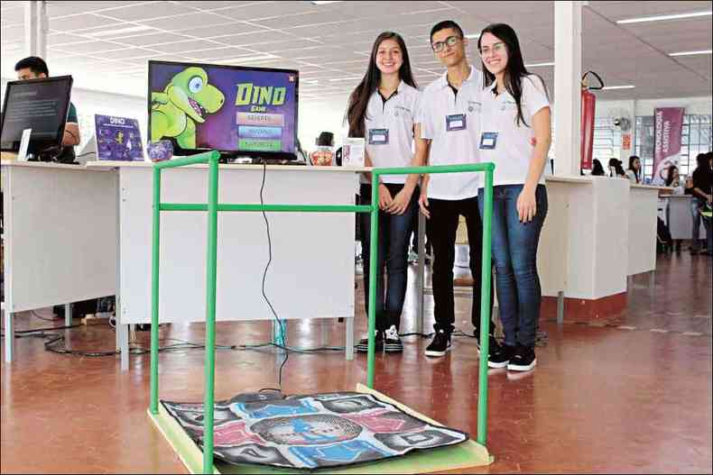 Os estudantes Giovanna, Matheus e Letcia foram selecionados para a edio 2019 do Google Science com o projeto Dino, jogo interativo que ajuda na fisioterapia infantil (foto: ETE-FMC/divulgao)