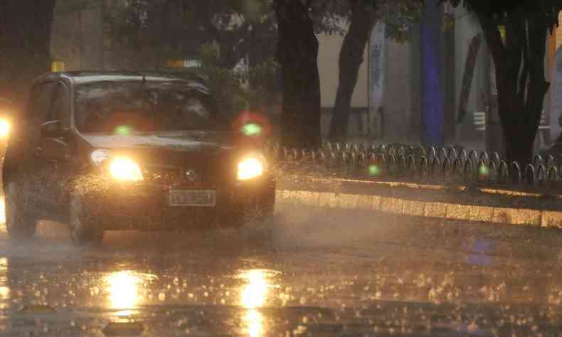 Imagem de um carro em pista com chuva