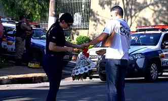 Peritos recolhem buqu de flores encontrado no local do crime(foto: TV Alterosa/Reproduo)