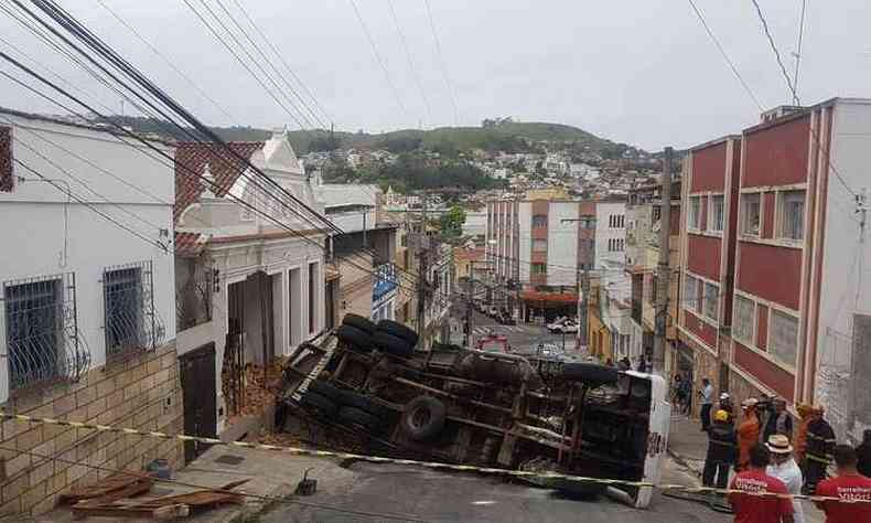 Aps bater no muro, caminho capotou e carga de lajotas se espalhou sobre a via (foto: Corpo de Bombeiros/ Divulgao)