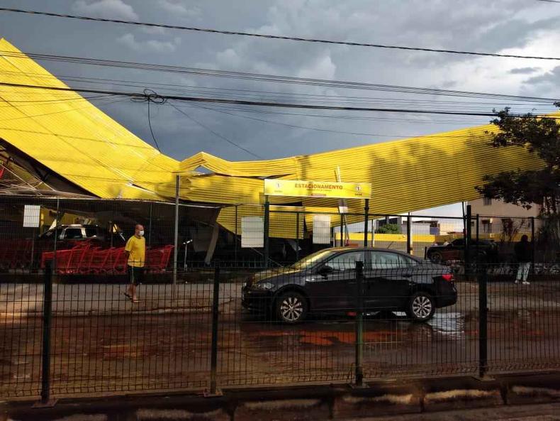 Teto de supermercado cado