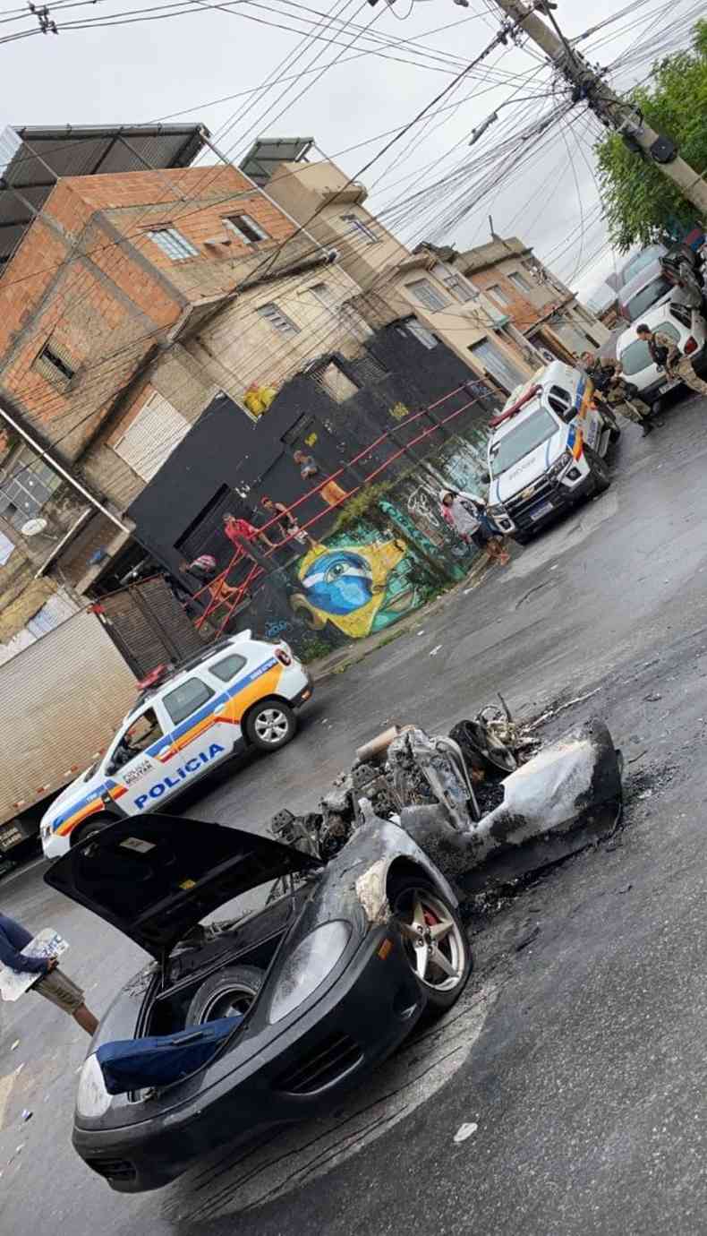 Ferrari queimada em dia no Aglomerado da Serra