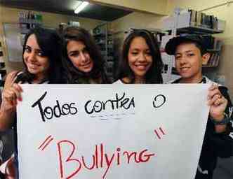 Os estudantes da Escola Municipal Professor Lourenco de Oliveira, em BH, mostram um cartaz contra bullying (foto: Euler Junior/EM/D.A Press)