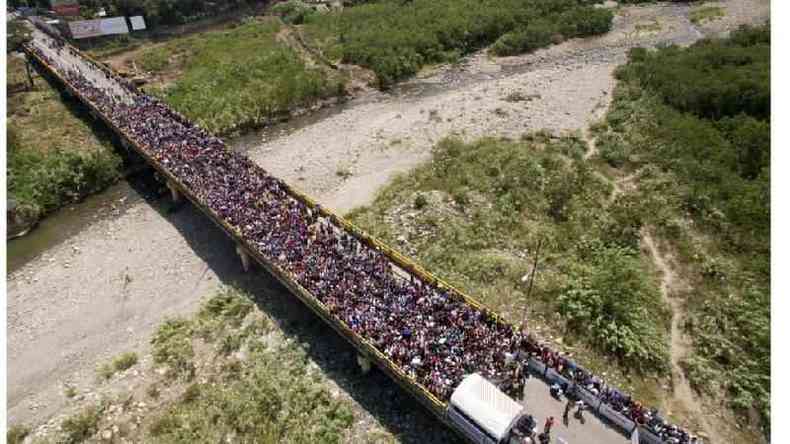 Foto area de ponte cheia de migrantes venezuelanos tentando entrar na Colmbia