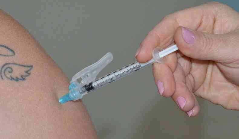 Pessoa sendo imunizada 