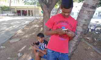 Lucas e Maicon capturam pokmons no cmpus da Unimontes(foto: Luiz Ribeiro/EM/DA Press)