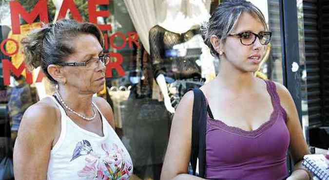 A empresria Eliete Sampaio e a filha Carla trocaram idas mensais ao supermercado pelas semanais e preferem lojas com mais promoes (foto: Jair Amaral/EM/D.A Press)