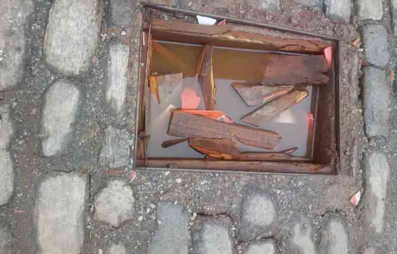Caixas de fibra ptica quebradas na Rua Direita, em Ouro Preto