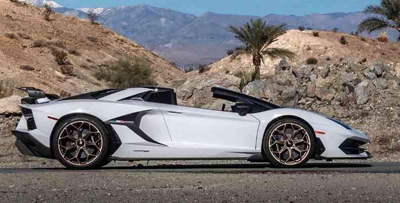 Lamborghini Aventador SVJ custa R$ 8 milhes e render um IPVA 2023 de R$305 mil estrada conversvel deserto asfalto