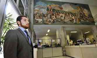 O advogado Lucas Magalhes observa o mural Minas Gerais, de Di Cavalcanti, no TJMG: 
