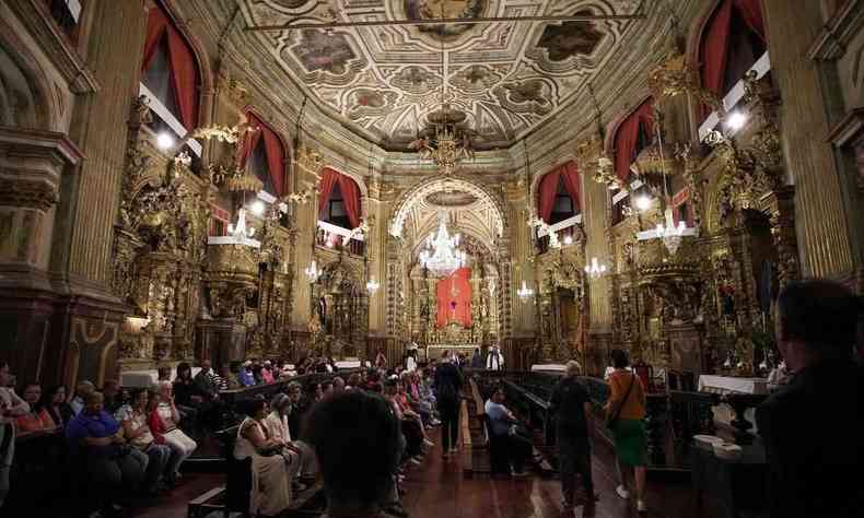 pessoas dentro da igreja em uma missa