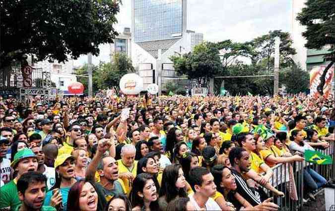 Savassi chegou a reunir 35 mil pessoas em dias de jogo do Brasil, um fenmeno polmico que levanta a discusso sobre a permisso e a organizao de grandes eventos na regio (foto: TLIO SANTOS/EM/D.A PRESS)