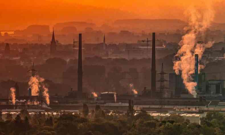 gases poluidores saindo de fbrica prximo  cidade