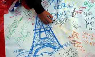 Vtimas dos atentados e Paris receberam uma srie de homenagens ao longo do sbado(foto: AFP PHOTO/JEWEL SAMAD)