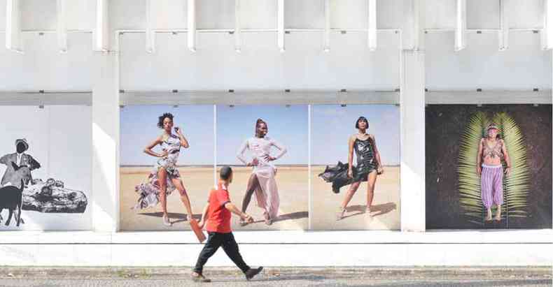 Trabalhos de 12 fotgrafos de vrios pases esto expostos na fachada do Palcio das Artes, na Avenida Afonso Pena, no Centro de Belo Horizonte(foto: Fotos: Alexandre Guzanshe/EM/D.A Press)