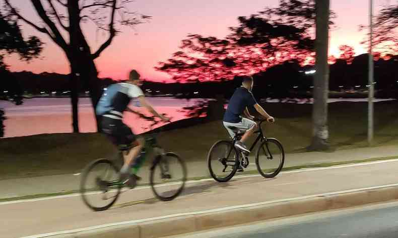 Ciclistas andam de bicicleta na ciclovia 