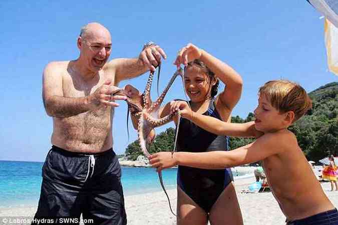 Engenheiro mergulhava com os filhos quando pescou polvo de seis tentculos(foto: Labros Hydras/Arquivo Pessoal/Reproduo)