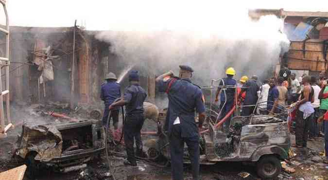 Bombeiros apagam fogo causado por exploso de bomba. Atentado tem mais de cem de mortos(foto: AFP)