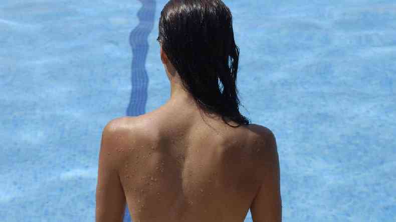 Mulher de costas em uma piscina