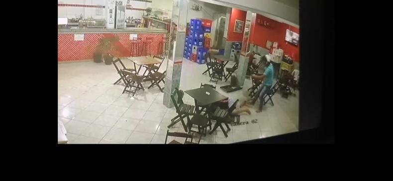 Homicídio foi registrado em câmeras de vídeo de bar(foto: redes sociais) foto mostra registro de crime por câmeras de video
