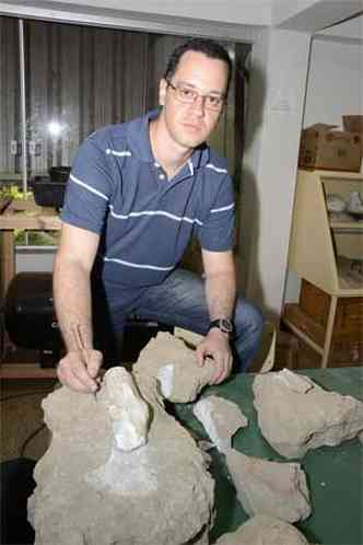 Paleontlogo Thiago Marinho examina os fsseis: parte de um fmur, com cerca de 50cm,  a maior pea(foto: L.ADOLFO/UFTM )
