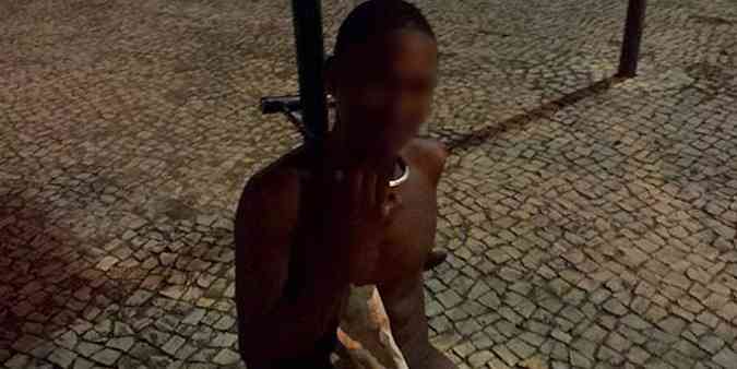 Menor foi despido e preso a um poste por justiceiros na Zona Sul do Rio(foto: Reproduo/Facebook)