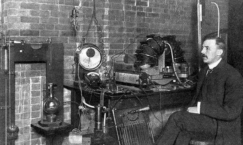Ernest Rutherford em seu laboratrio: experimento simples que revolucionou a cincia atmica do perodo.(foto: Desconhecido/Wellcomeimages.org)