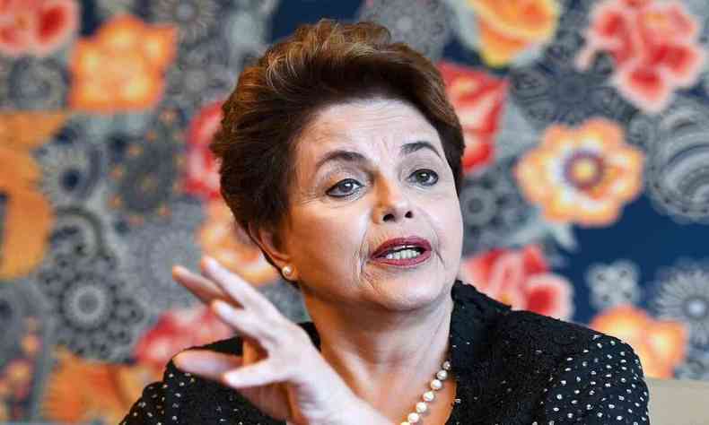 Dilma Rousseff gesticula com as mos