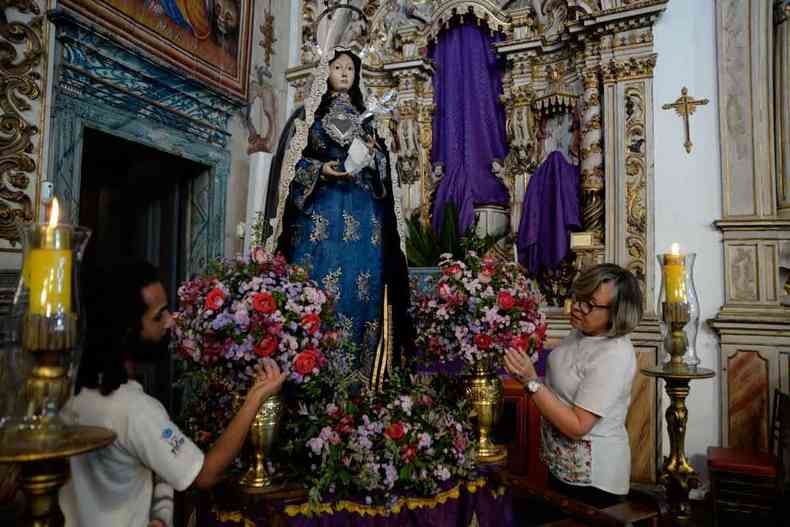 Voluntrios ornamentam a imagem de Nossa Senhora das Dores no Santurio Arquidiocesano Santa Luzia. Andor  preparado para a Procisso do Encontro, com as imagens de Maria e do Senhor dos Passos