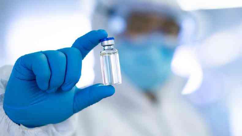Cientista segurando vidro de vacina