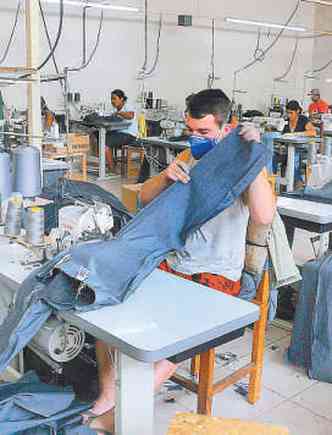 Costura difcil para confeces: segmento txtil est com a produo embaixa h 15 meses(foto: EULER JNIOR/EM/D.A PRESS - 13/4/11)