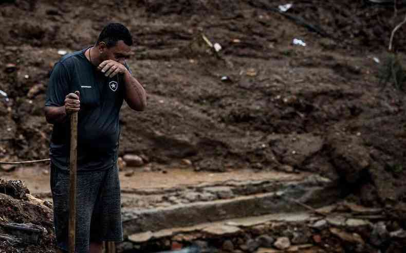 Homem chora ao ver casa coberta por lama 
