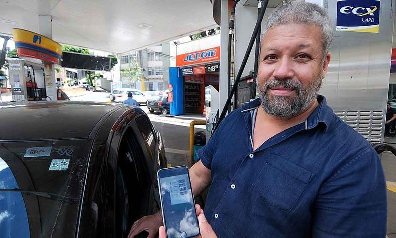 Juscelino Carlos Romualdo, 58 anos, gestor de compras: 'As consequências sobram pra nós. Vou ter de fazer restrição de consumo. É deixar o carro em casa, abrindo mão da segurança, do conforto e do horário. Podemos esperar ainda mais aumento de outras coisas, como alimentos, matérias-primas e produtos da siderurgia'(foto: LEANDRO COURI/EM/D.A.PRESS) Juscelino Carlos Romualdo