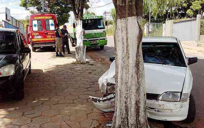 O carro ficou com a frente destruda com o impacto da batida(foto: Corpo de Bombeiros/Divulgao)