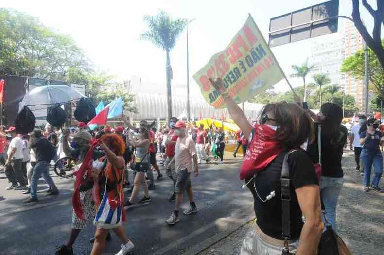 Movimentos contra Bolsonaro devem sair no domingo 