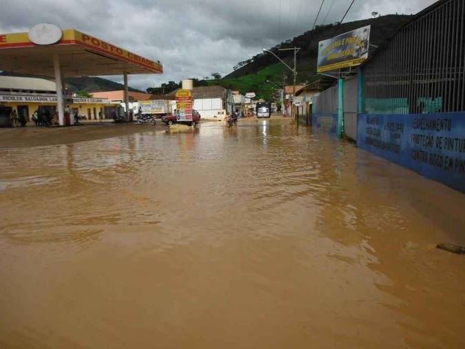 Temporal deixou ruas alagadas e destruiu asfalto em alguns pontosDefesa Civil de Mantena/Divulga��o