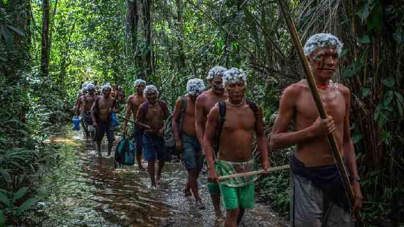 Guerreiros Yanomami cruzam riacho durante um encontro de lideranas na comunidade watoriki, na Terra Indgena Yanomami, em novembro de 2019(foto: Victor Moriyama / ISA)