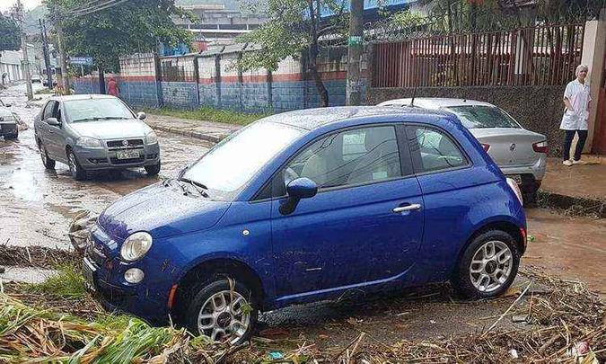 Depois do temporal, muita sujeira e carros danificados pelo alagamento da via(foto: Reprodução/Facebook) Depois do temporal, muita sujeira e carros danificados pelo alagamento da via(foto: Reprodução/Facebook)