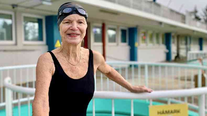 Oddly Margret Latansdottir em uma das piscinas reabertas na Islndia, assim como restaurantes e casas noturnas(foto: BBC)
