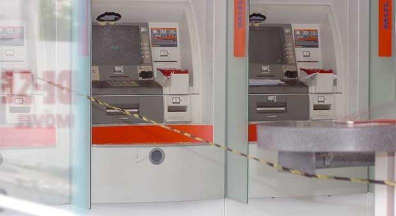 Imagem da ag�ncia isolada onde dois caixas eletr�nicos foram alvo de bandidos(foto: Ramon Lisboa/EM/D.A Press)