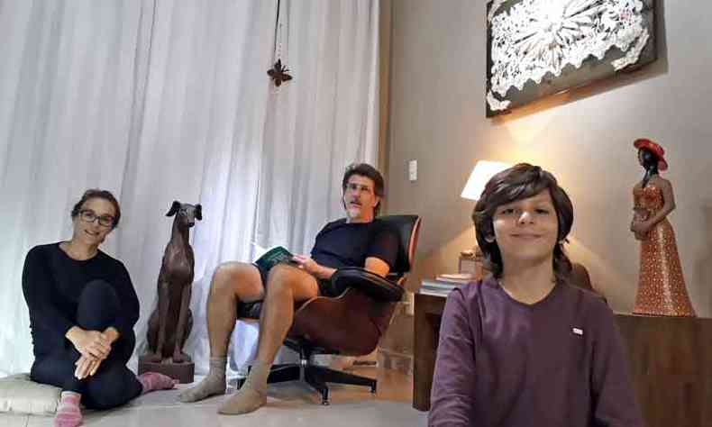 A jornalista Cristiane Arajo estabeleceu com o marido, Marco Aurlio, e o filho, Joo Gabriel, novas rotinas para este momento de isolamento em casa(foto: Arquivo Pessoal )