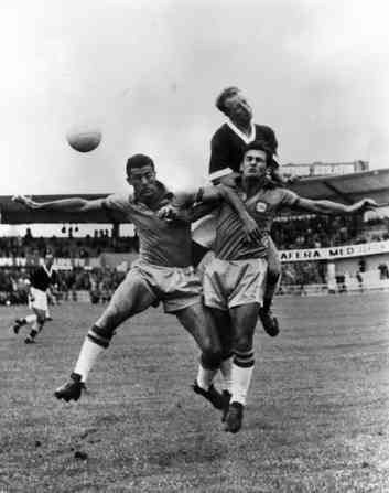 O zagueiro Bellini ( esquerda) disputa a bola de cabea com o gals Ivor Allchurch e o tambm brasileiro De Sordi 