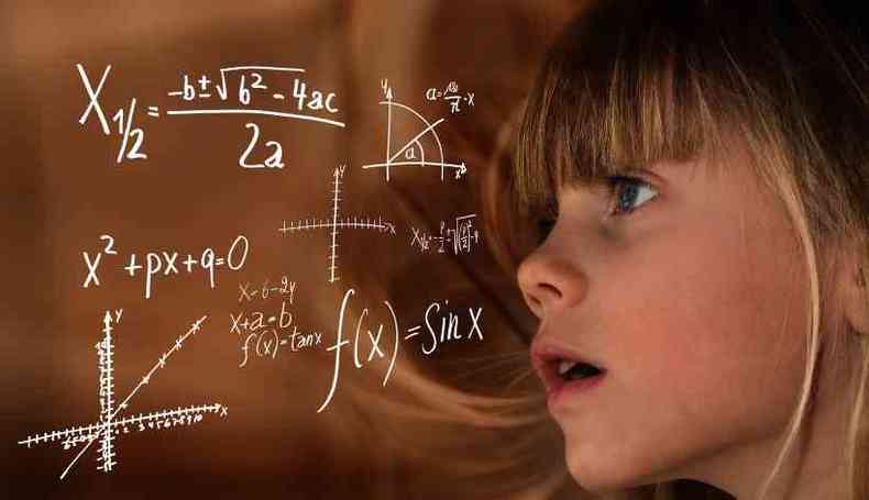 Menina olhando frmulas matemticas
