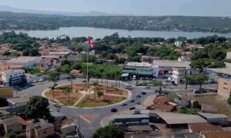 Na orla da Lagoa Central  o local onde concetra o maior nmero de bares da cidade, moradores temem vinda de pessoas de cidades vizinhas que tomaram medidas restritivas(foto: Reproduo/Facebook)