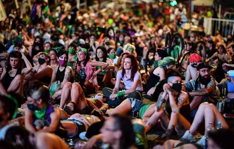 Manifestantes pró-aborto fizeram vigília entre a noite de quinta-feira e a manhã de ontem diante do Congresso: projeto segue agora para o Senado (foto: Ronaldo Schemidt/AFP) Manifestantes pró-aborto fizeram vigília entre a noite de quinta-feira e a manhã de ontem diante do Congresso: projeto segue agora para o Senado (foto: Ronaldo Schemidt/AFP)