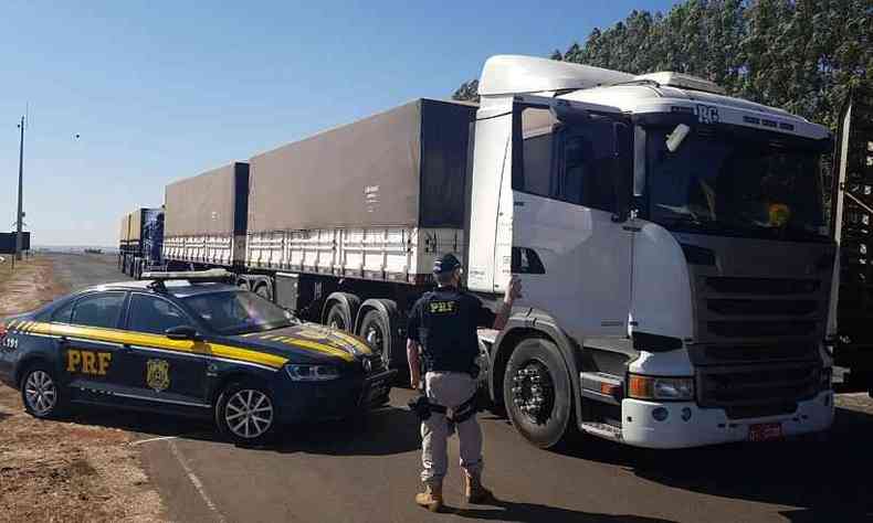 Veculo estava com carga de 50 toneladas de milho(foto: PRF/Divulgao)