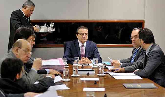 Depois de se reunir com a Mesa Diretora da Cmara, Henrique Eduardo Alves (C) anunciou que a abertura do processo dever ser avaliada somente na prxima semana (foto: Zeca Ribeiro/Agncia Cmara)