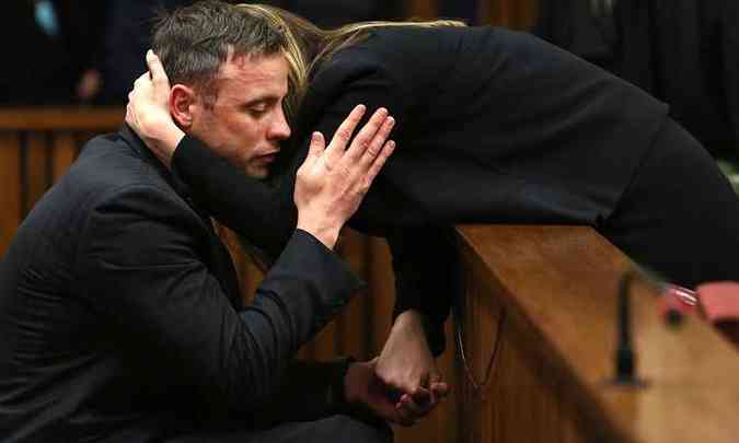 Oscar Pistorius chora ao abraar a irm durante audincia em 15 de junho(foto: AFP / POOL / Alon Skuy )