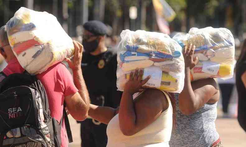 Distribuio de cestas bsicas em BH (2020)(foto: Leandro Couri/EM/D.A Press)