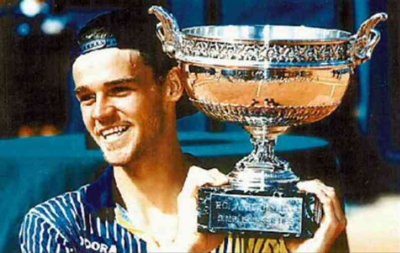 Guga superou Sergi Bruguera em 1997 para chegar a seu primeiro ttulo em Roland Garros, onde seria tricampeo(foto: GABRIEL BOUYS/AFP %u2013 11/6/17)